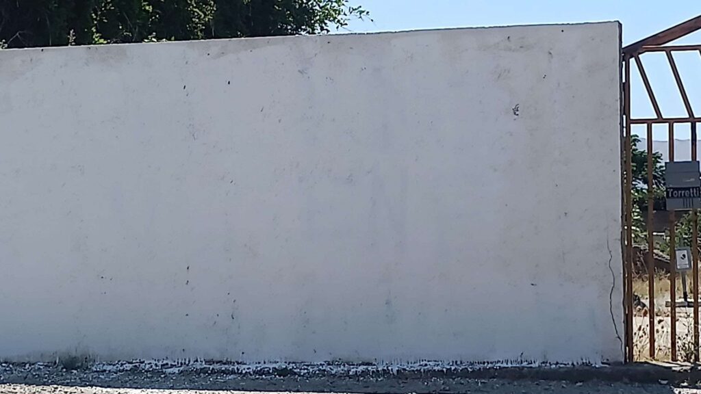 Scritta cancellata fuori dal Sant'Agata