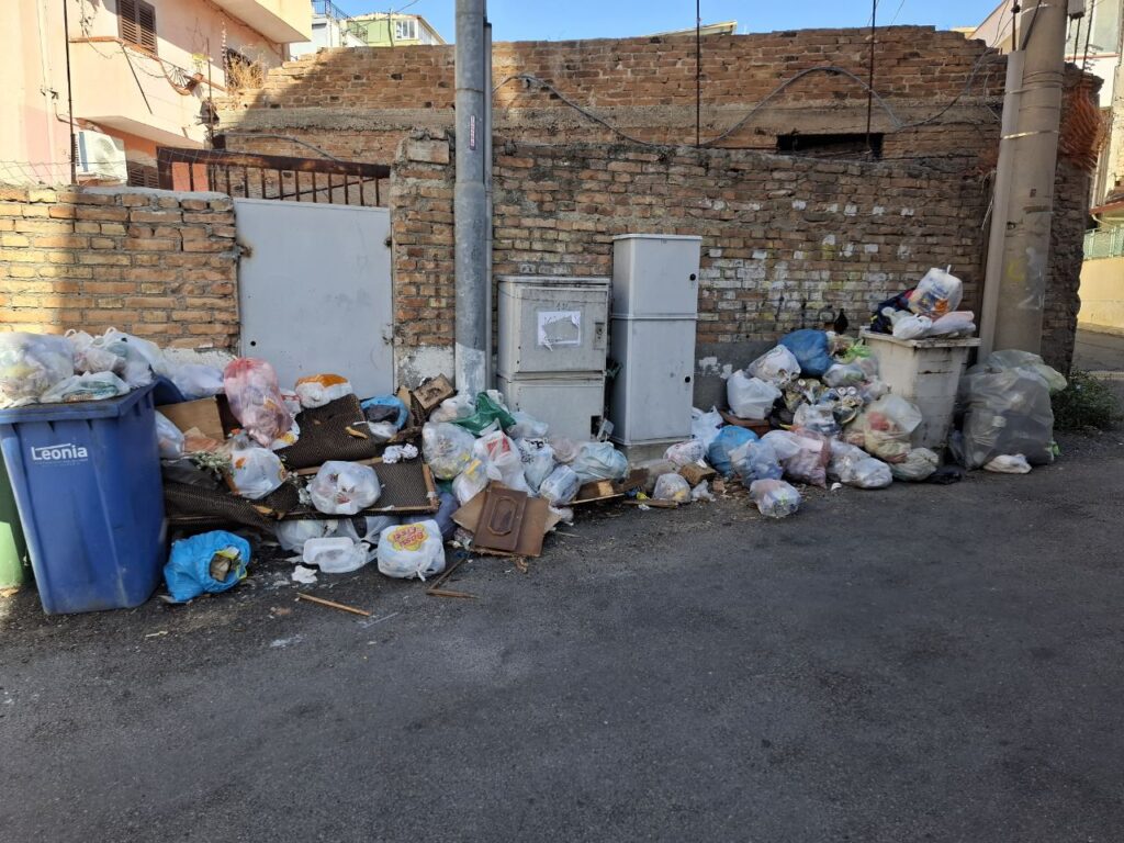 Spazzatura via Reggio Campi