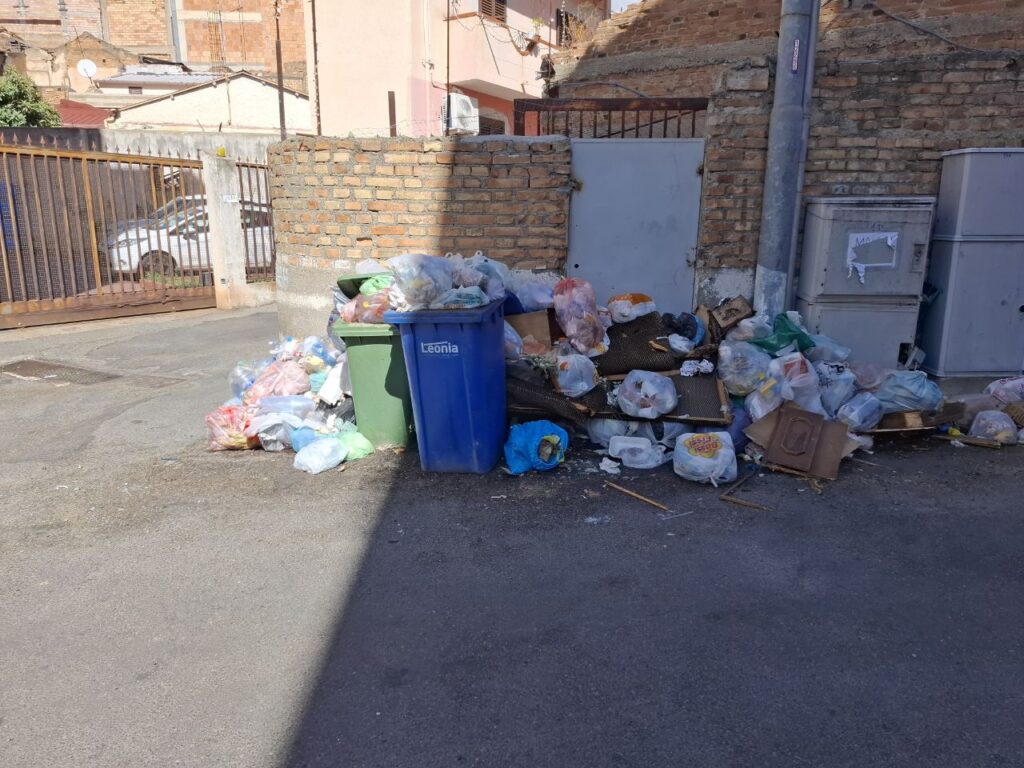 Spazzatura via Reggio Campi