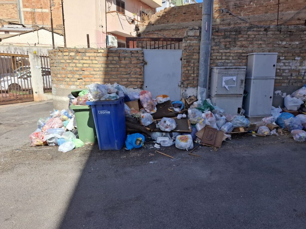 Spazzatura via Reggio Campi