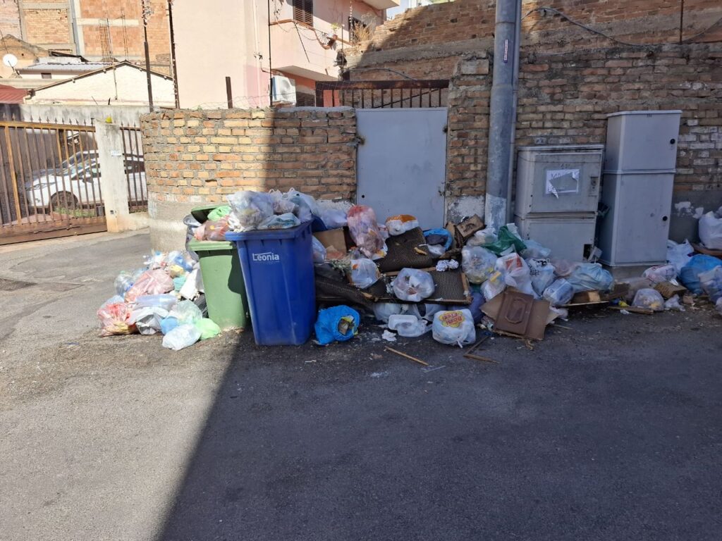 Spazzatura via Reggio Campi