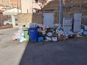 Spazzatura via Reggio Campi