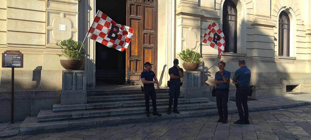 Tifosi Reggina Piazza Italia incontro Falcomatà