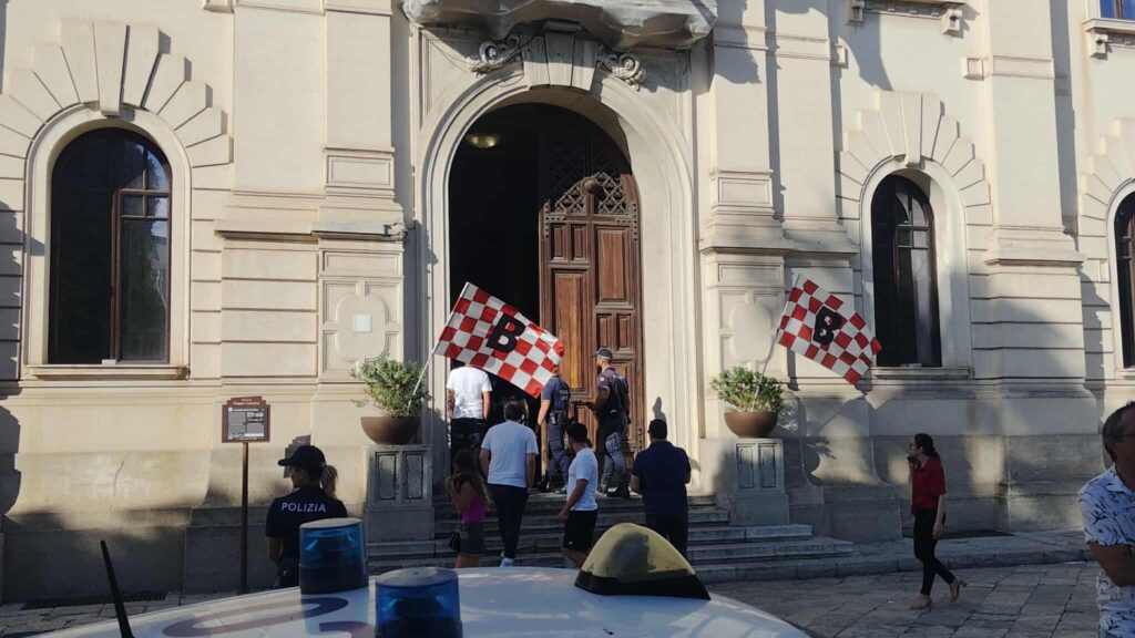 Tifosi Reggina Piazza Italia incontro Falcomatà