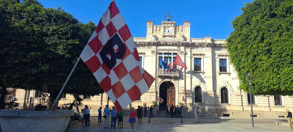 Tifosi Reggina Piazza Italia incontro Falcomatà