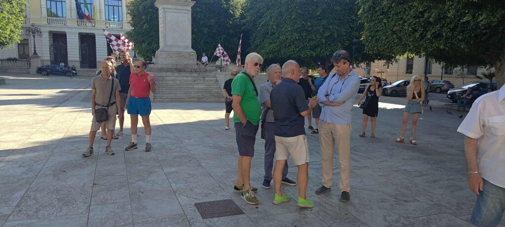 Tifosi Reggina Piazza Italia incontro Falcomatà