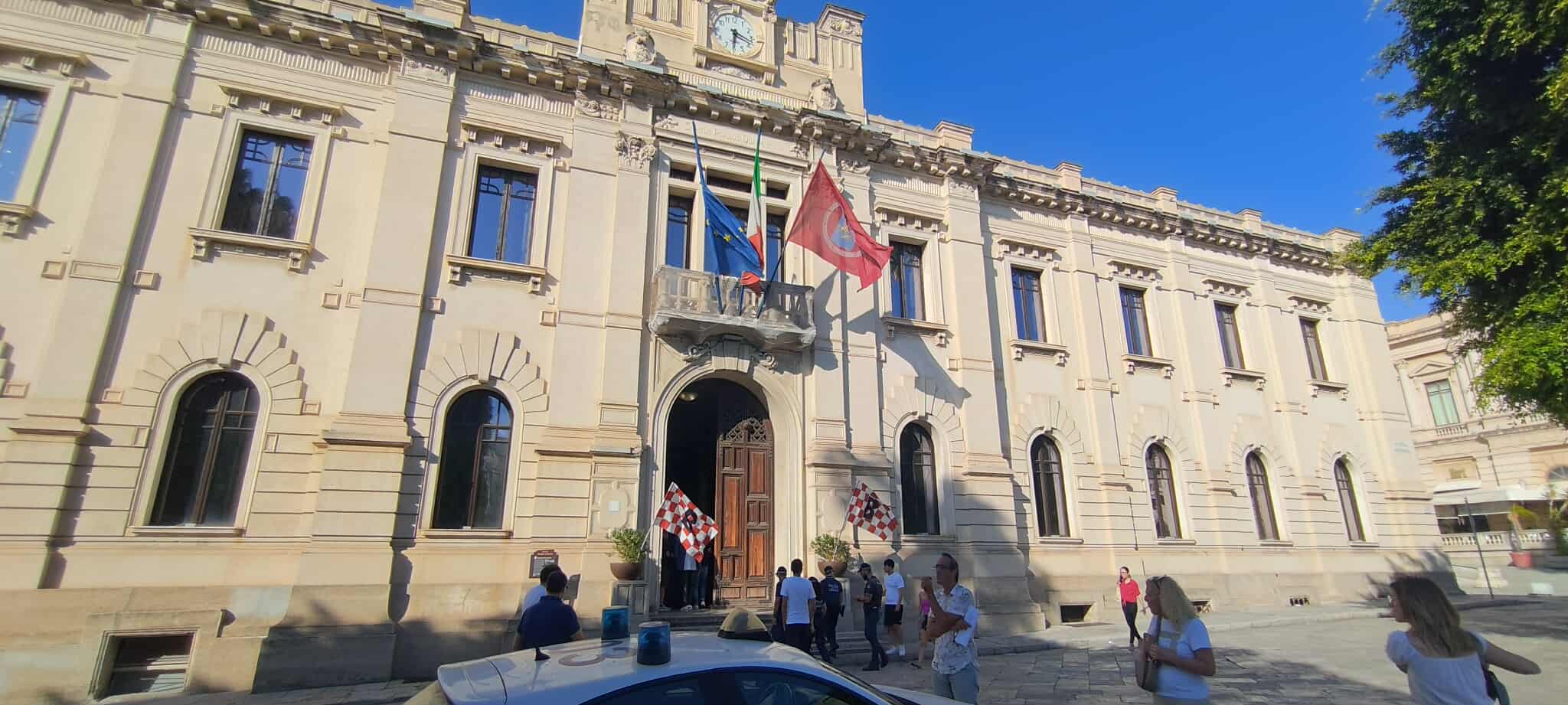 Tifosi Reggina Piazza Italia incontro Falcomatà (5)