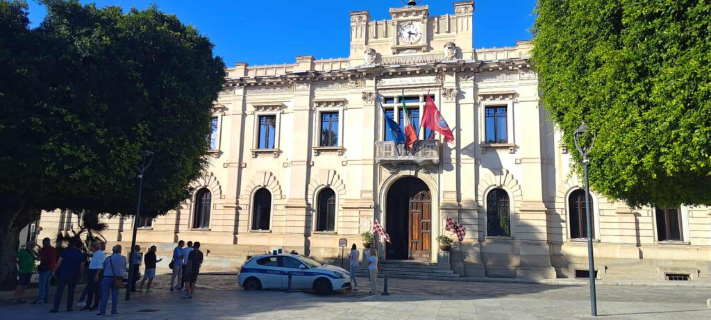 Tifosi Reggina Piazza Italia incontro Falcomatà