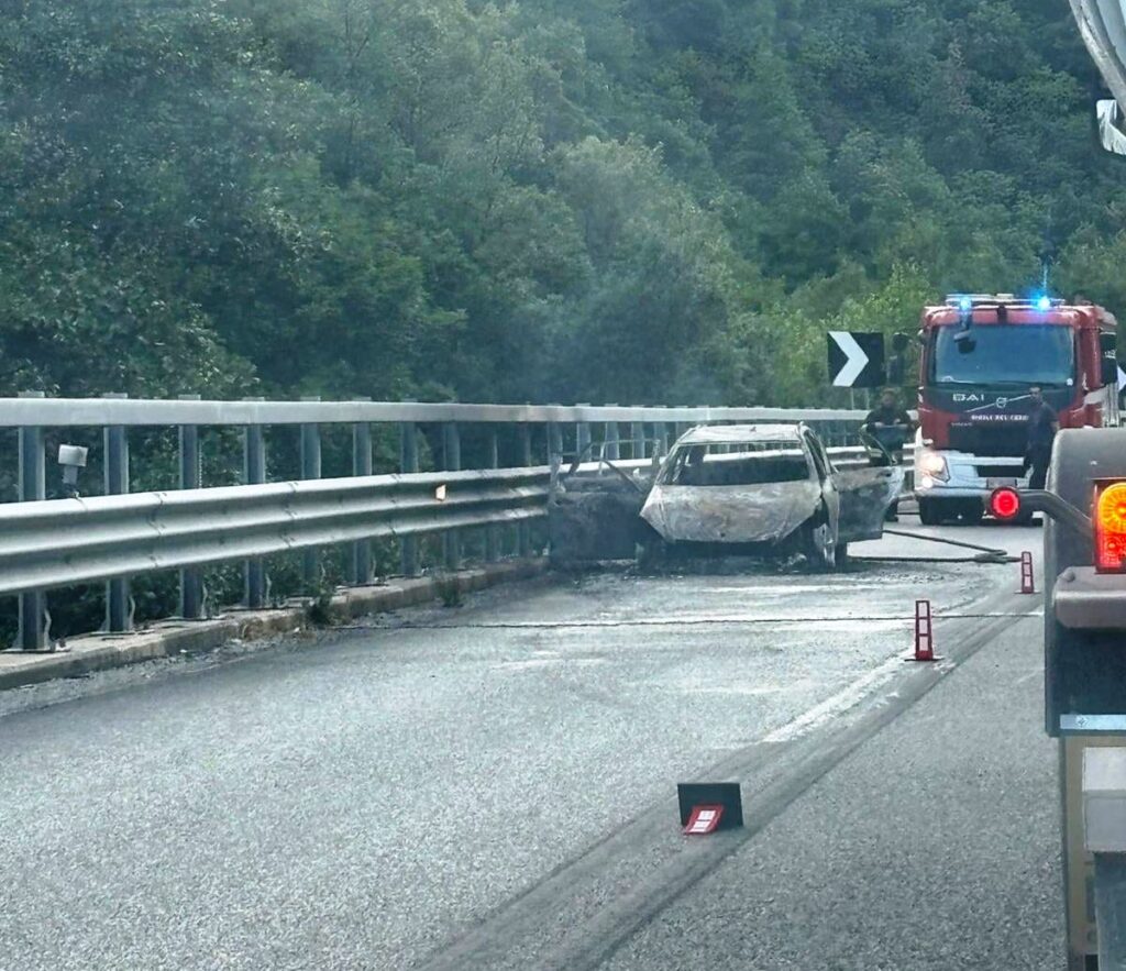 auto distrutta dalle fiamme limina