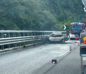 auto distrutta dalle fiamme limina