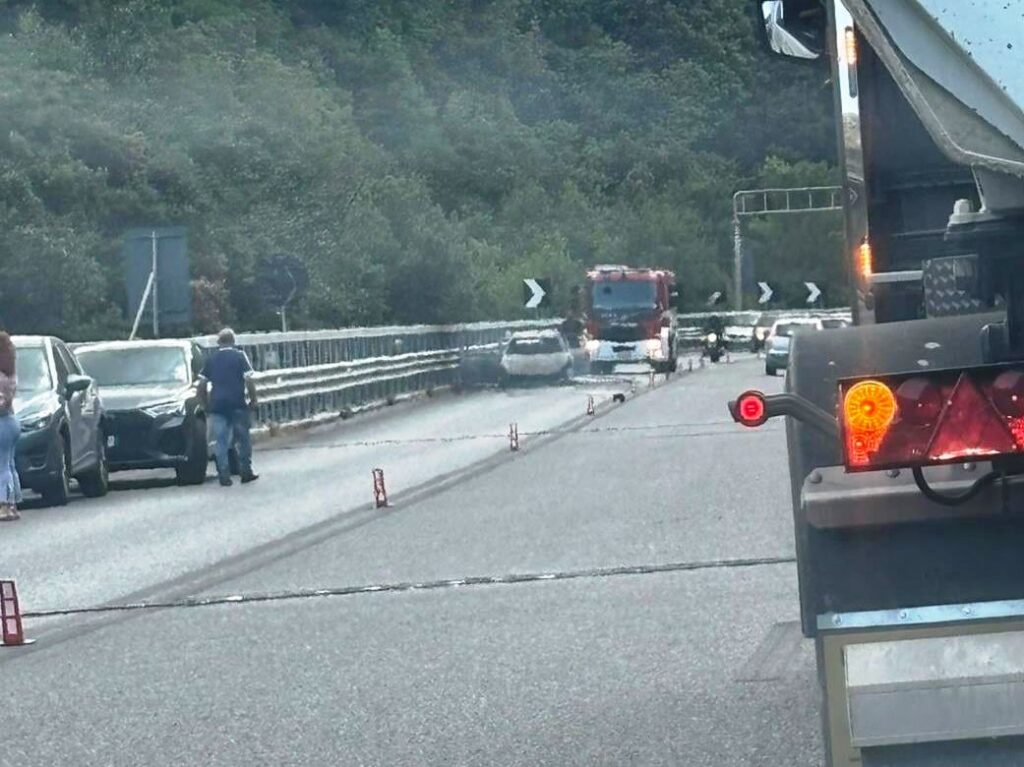 auto distrutta dalle fiamme limina