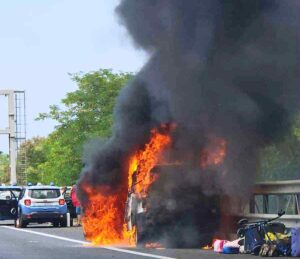 auto in fiamme a2