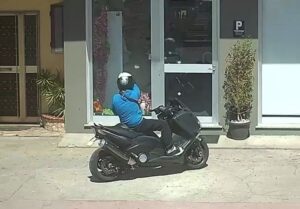 colpi pistola contro negozio