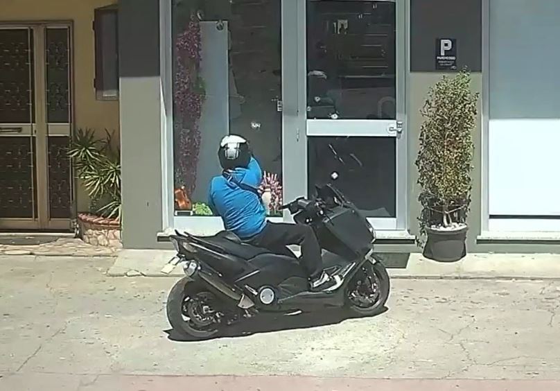 colpi pistola contro negozio