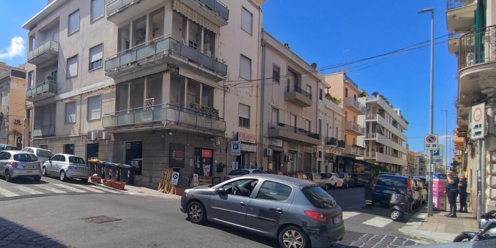 distacco dei marmi in un palazzo vicino al museo