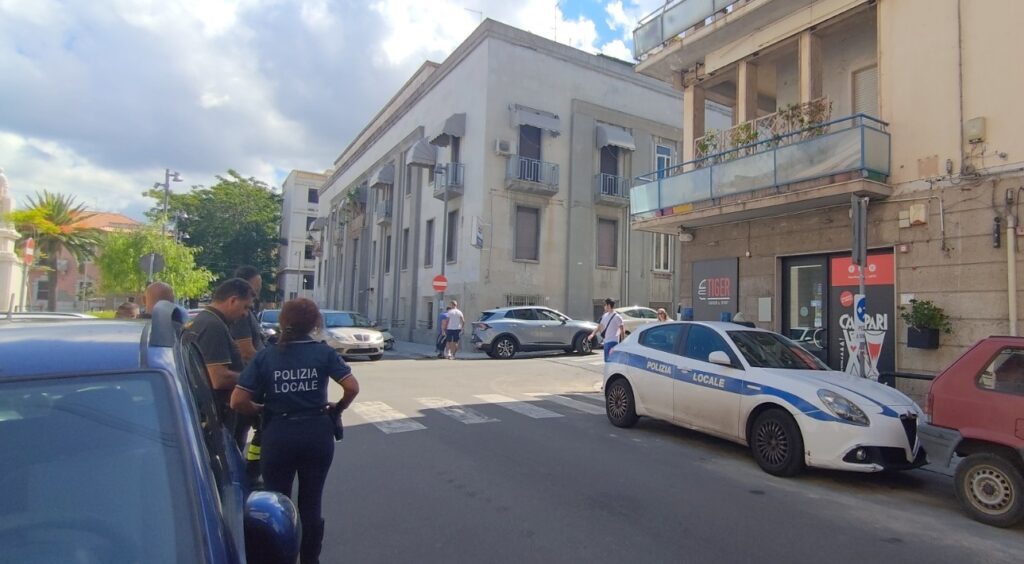 distacco dei marmi in un palazzo vicino al museo