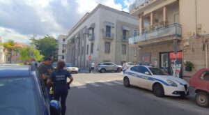 distacco dei marmi in un palazzo vicino al museo