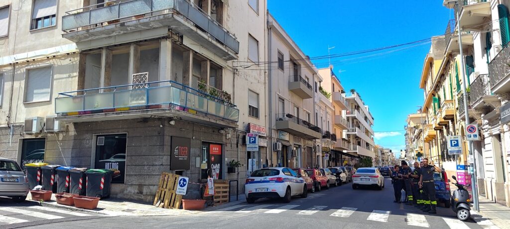 distacco dei marmi in un palazzo vicino al museo