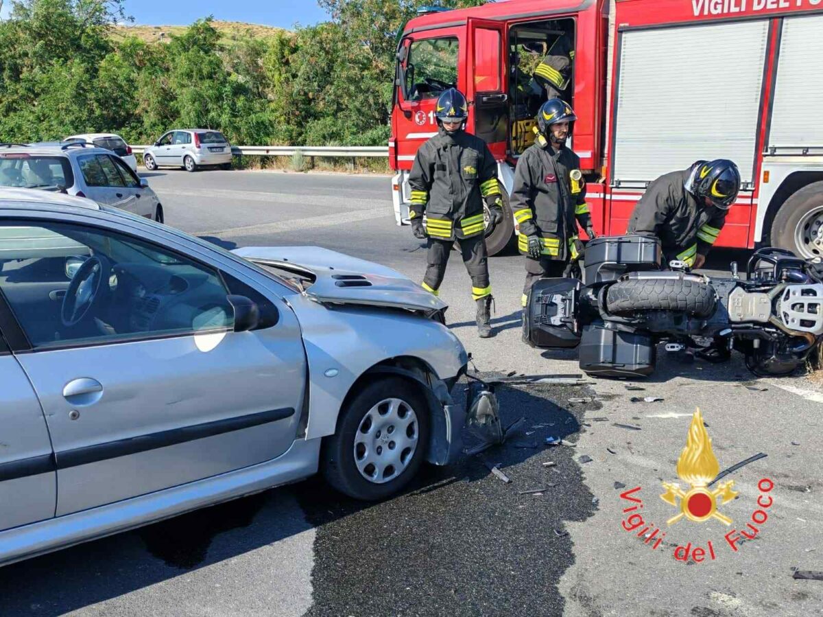 Catanzaro, scontro tra moto e auto su Viale Cassiodoro: un ferito