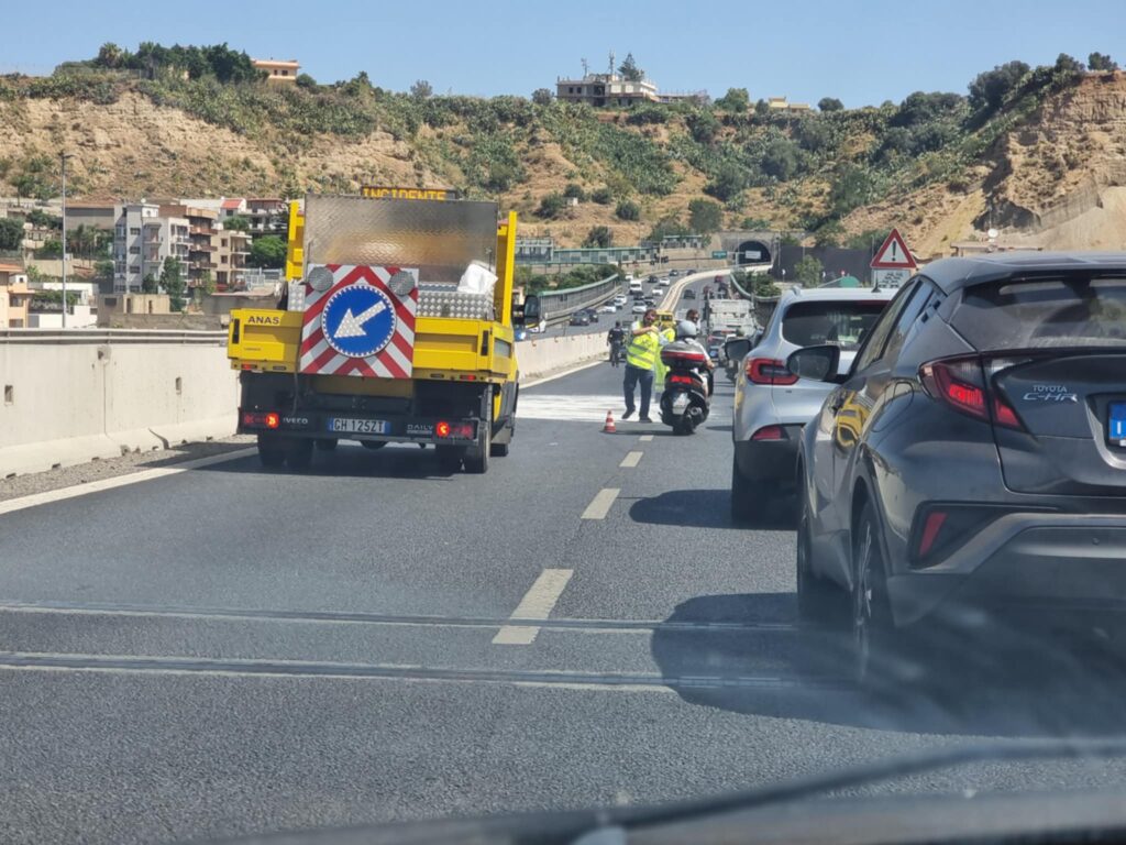 incidente raccordo autostradale reggio calabria