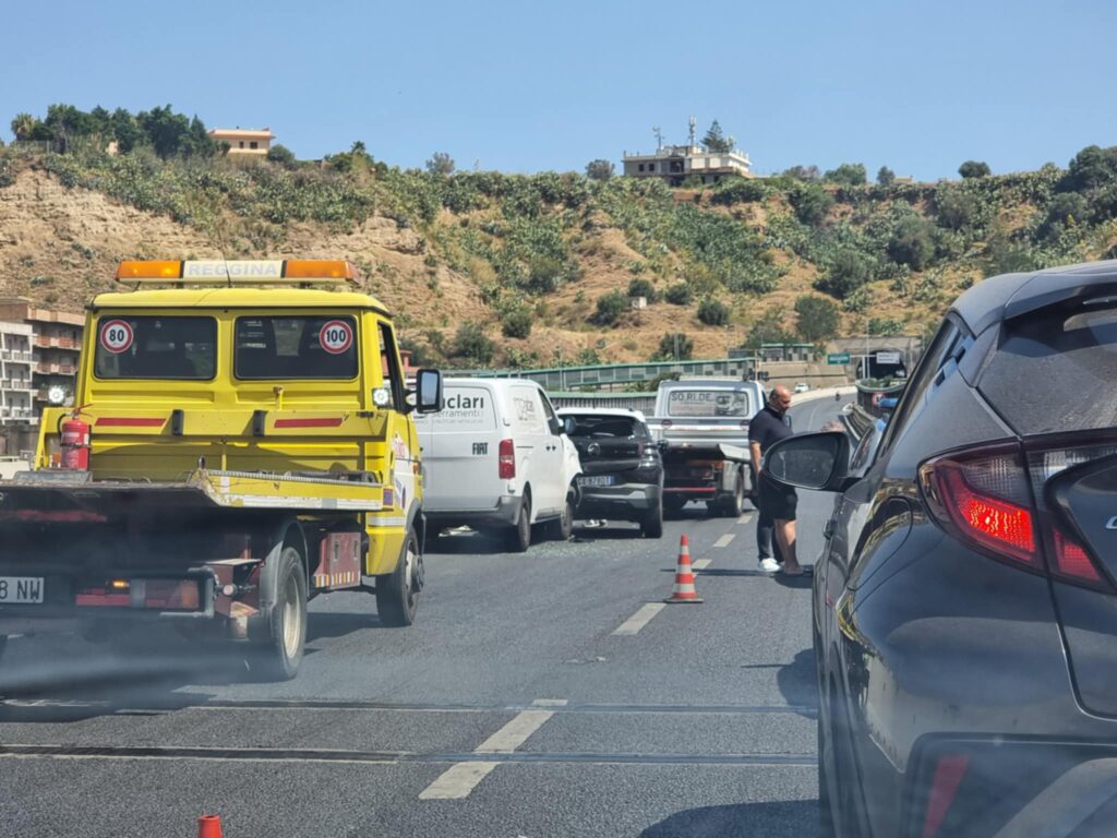 incidente raccordo autostradale reggio calabria