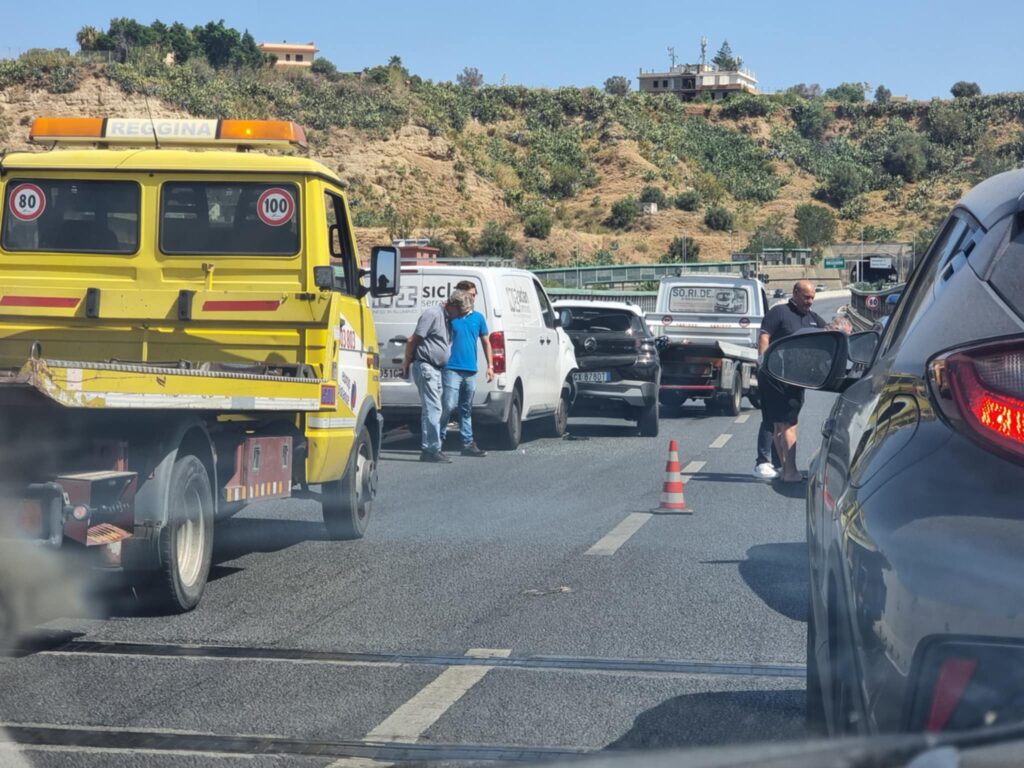 incidente raccordo autostradale reggio calabria