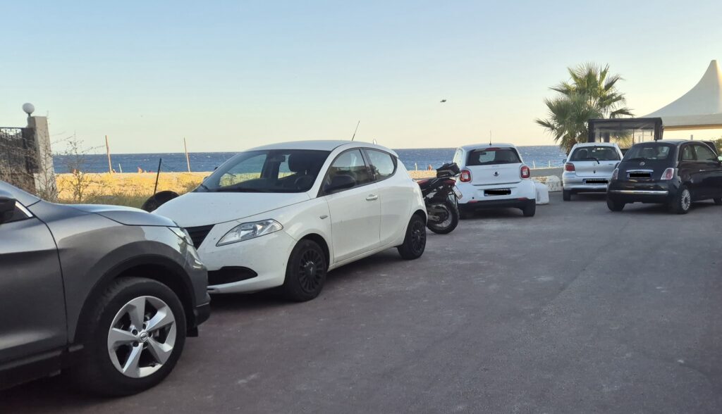 passerella accesso a mare disabili a saline bloccato dai parcheggi selvaggi