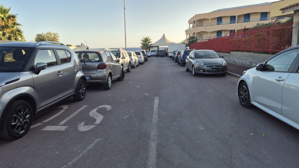 passerella accesso a mare disabili a saline bloccato dai parcheggi selvaggi