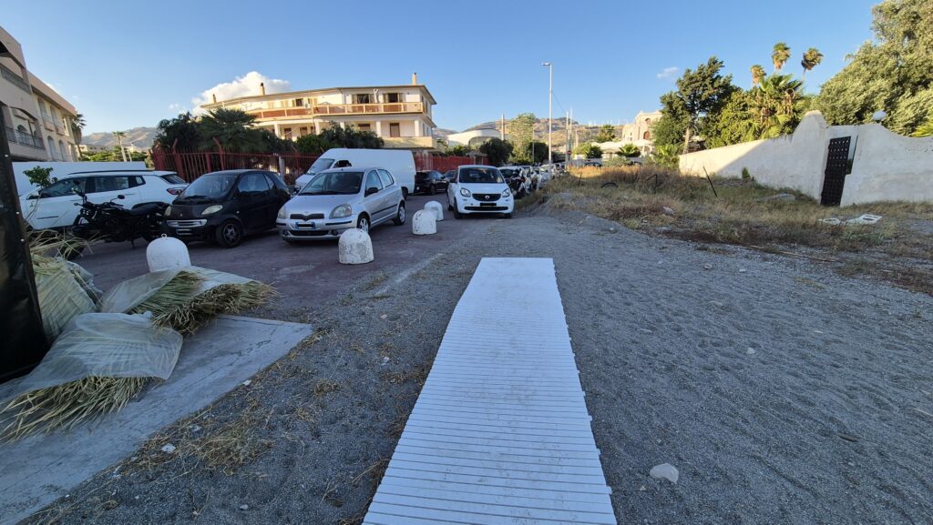 passerella accesso a mare disabili a saline bloccato dai parcheggi selvaggi