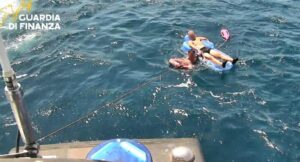 persone a mare tratte in salvo