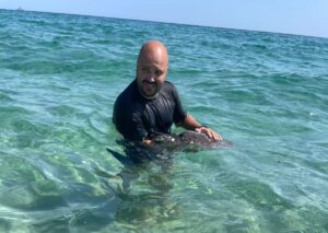 tartaruga caretta caretta salvata da un agente