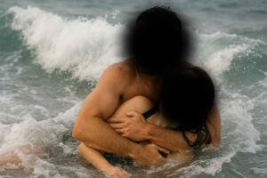 uomo salva donna tra le onde