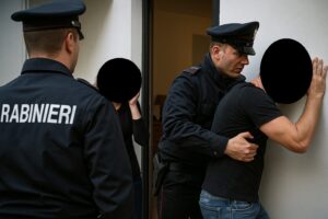 uomo violento arresto carabinieri