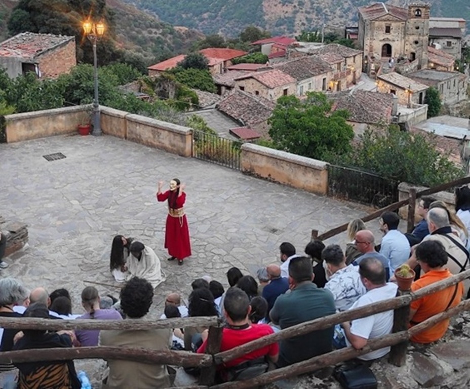 un momento della rappresentazione Tragùdia nel teatro all'aperto di Gallicianò