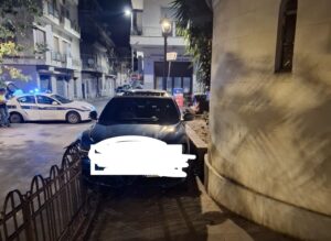Auto parcheggiata in chiesa