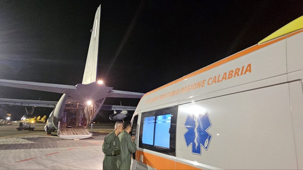 Aereo 46 Brigata Pisa imbarca ambulanza