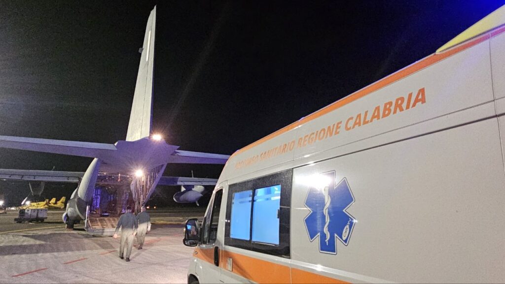 Aereo 46 Brigata Pisa imbarca ambulanza