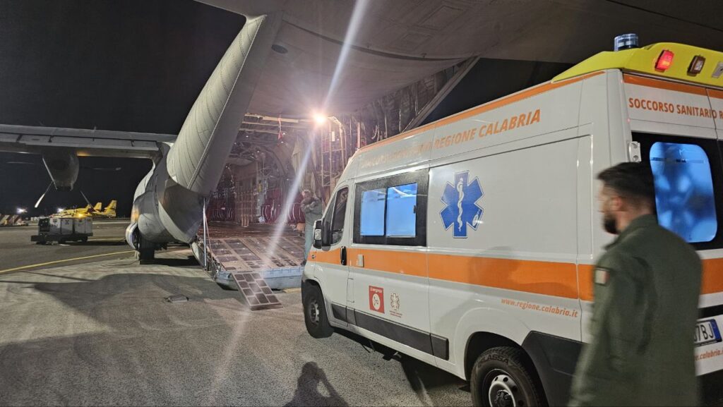 Aereo 46 Brigata Pisa imbarca ambulanza