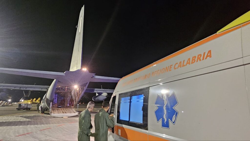 Aereo 46 Brigata Pisa imbarca ambulanza
