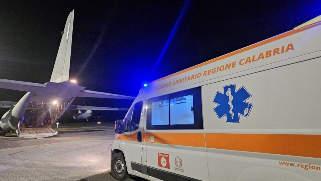 Aereo 46 Brigata Pisa imbarca ambulanza