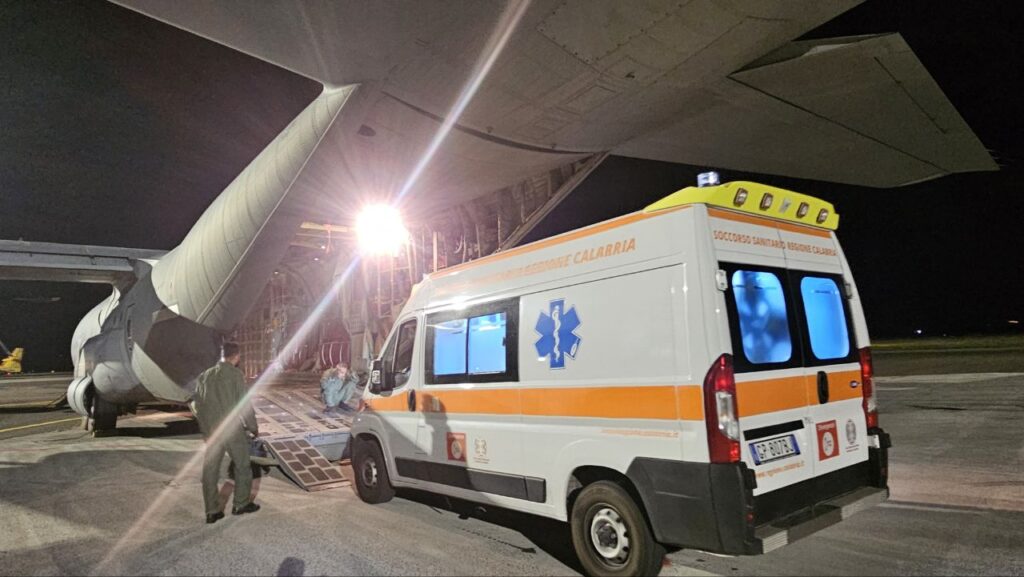 Aereo 46 Brigata Pisa imbarca ambulanza