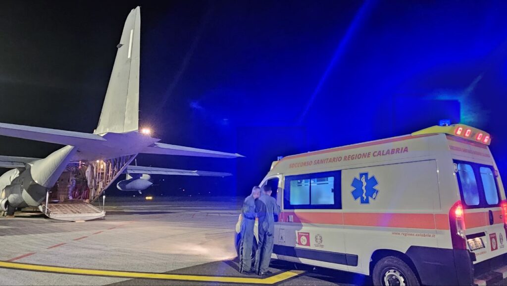 Aereo 46 Brigata Pisa imbarca ambulanza