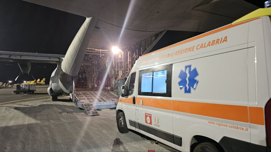 Aereo 46 Brigata Pisa imbarca ambulanza