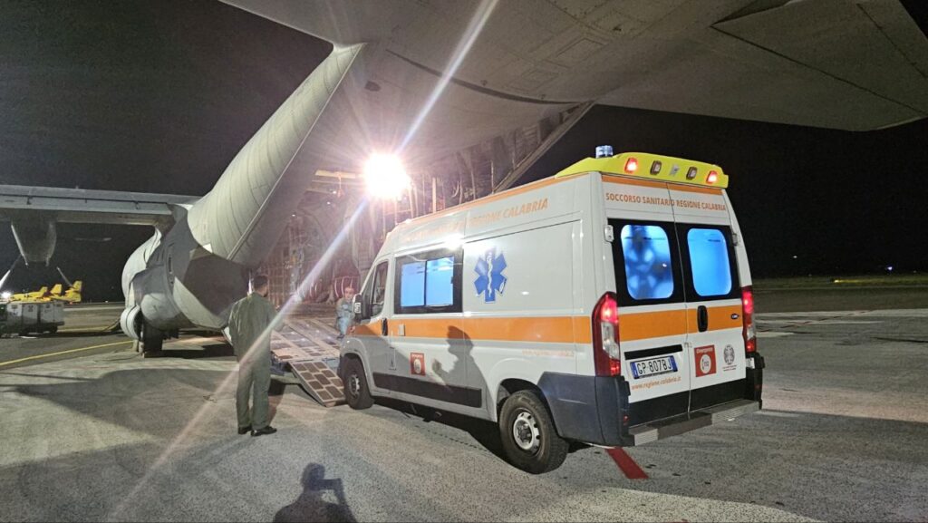 Aereo 46 Brigata Pisa imbarca ambulanza