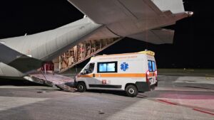 Aereo 46 Brigata Pisa imbarca ambulanza