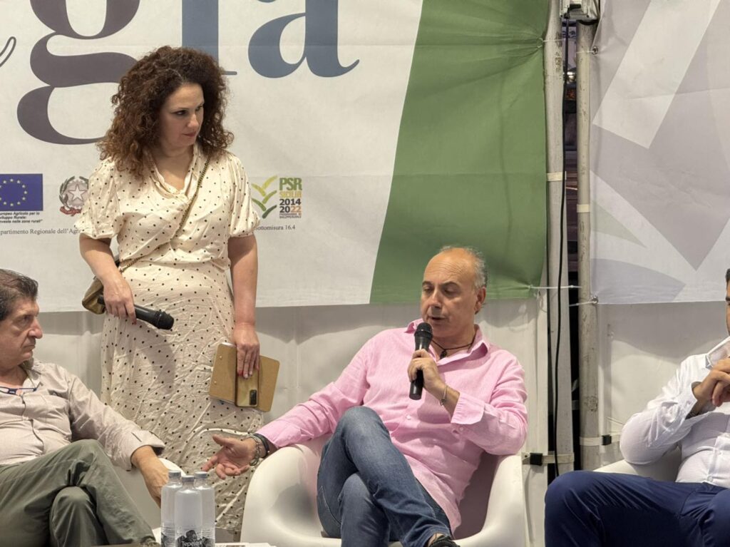Carmelo Pietrafitta intervento talk Barcellona accanto Marcella Ruggeri e ass. Molino
