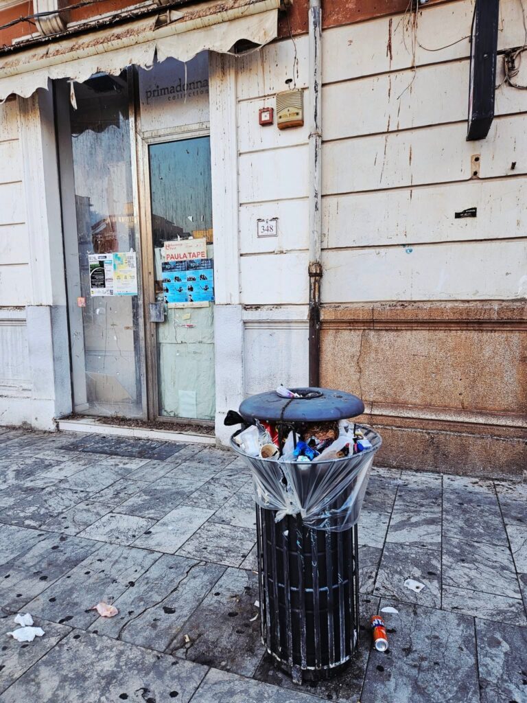 Degrado Corso Garibaldi Reggio Calabria escrementi piccioni
