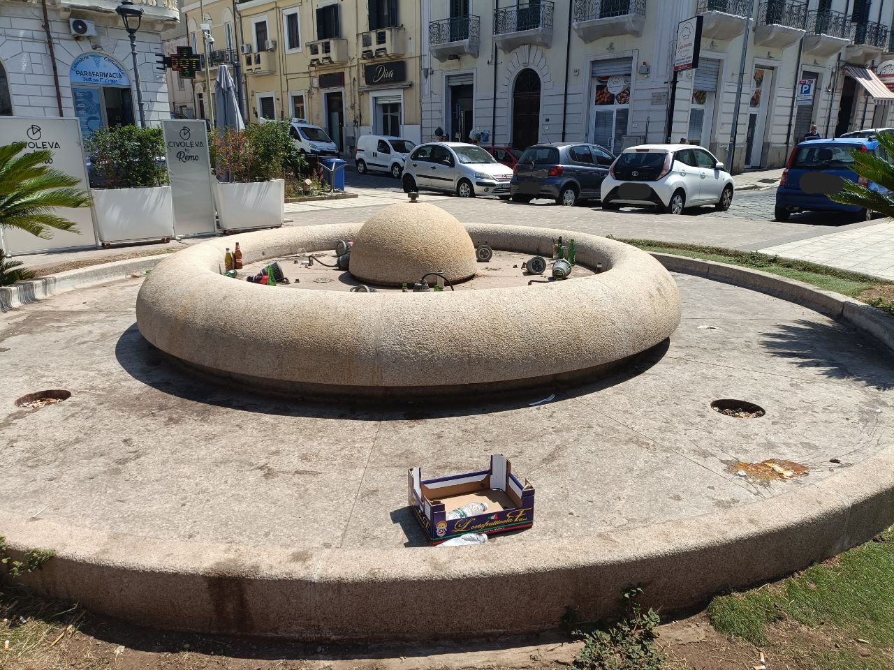Degrado e spazzatura fontana Piazza Carmine (1)