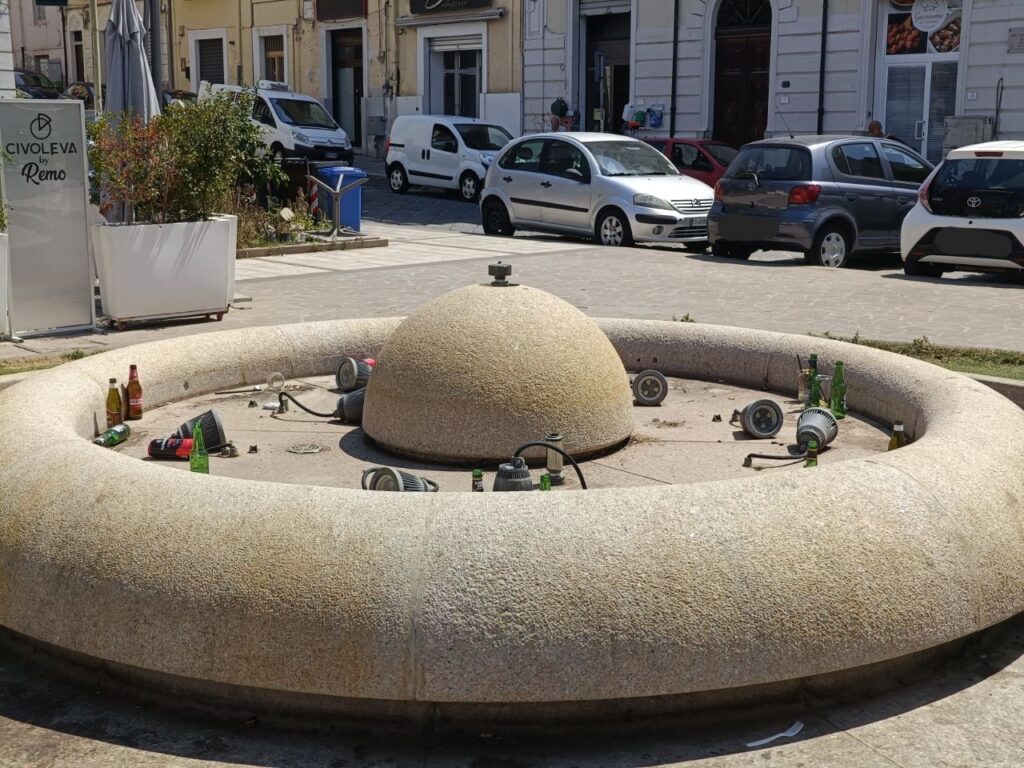 Degrado e spazzatura fontana Piazza Carmine