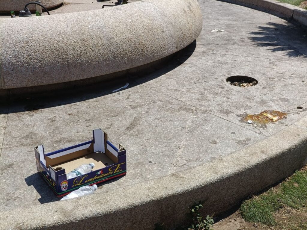Degrado e spazzatura fontana Piazza Carmine